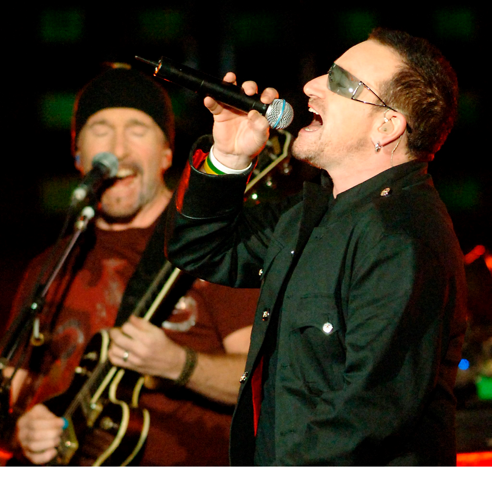 epa00857792 U2 frontman Bono sings to a capacity crowd at the QE II Stadium in Brisbane, Tuesday, 07 November 2006. The Irish group kicked off their Australian tour in Brisbane, resuming their Vertigo world tour after a 7 month break.  EPA/DAVE HUNT AUSTRALIA AND NEW ZEALAND OUT
