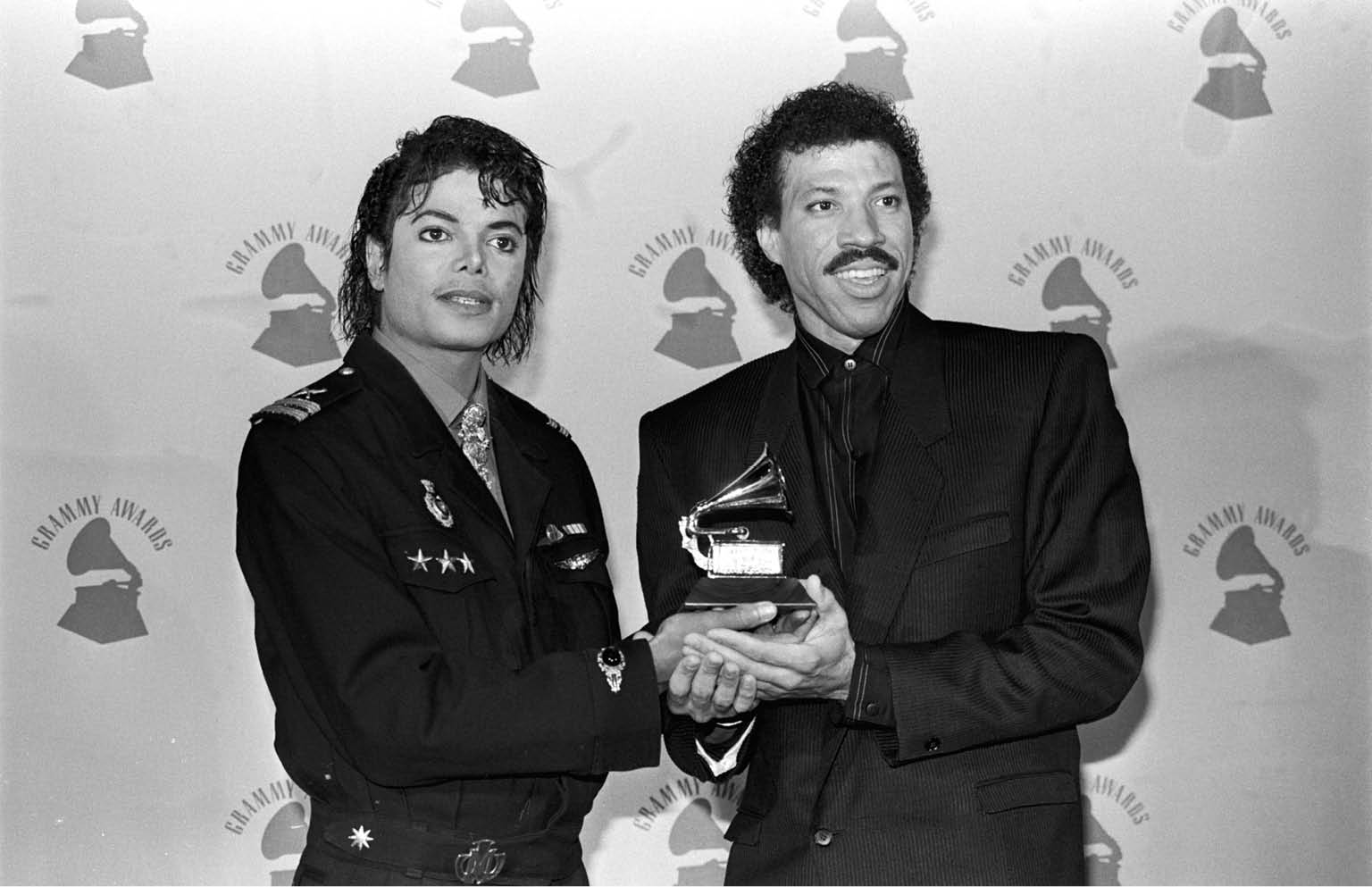 Singer-songwriters Michael Jackson and Lionel Ritchie hold their Grammy Award for "We Are the World"., Image: 15371186, License: Rights-managed, Restrictions: , Model Release: no, Credit line: Profimedia, Corbis