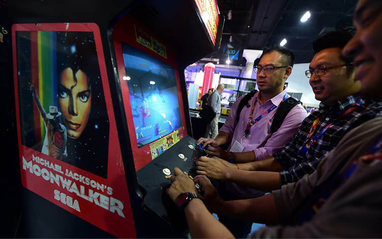 Gaming fans go back in time to play Sega's 'Michael Jackson's Moonwalker' at annual E3 video game extravaganza in Los Angeles, California on June 10, 2014, where Microsoft and Sony are battling for the hearts of hard core gamers whose devotion could determine whether Xbox One or PlayStation 4 rule console play and Internet Age entertainment.., Image: 196049067, License: Rights-managed, Restrictions: , Model Release: no, Credit line: Profimedia, AFP